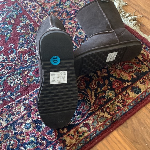 Bearpaw Emma Short chocolate suede boots. NWOT, inside sheep skin. - Picture 6 of 9